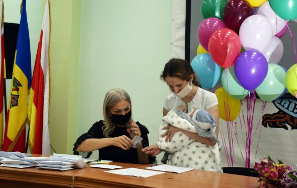 La inițiativa lui Ilan Șor, familiile din Orhei continuă să primească 7000 și 10000 lei la nașterea copilului